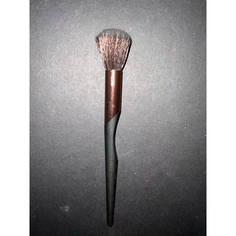 Luxie 1010 Small Contour Brush Synthetic Rose Gold Ferrule Black Handle